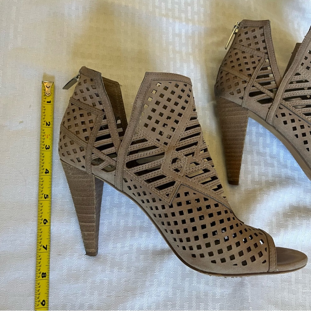 Vince Camuto VC-Allistan Heeled Ankle Boot